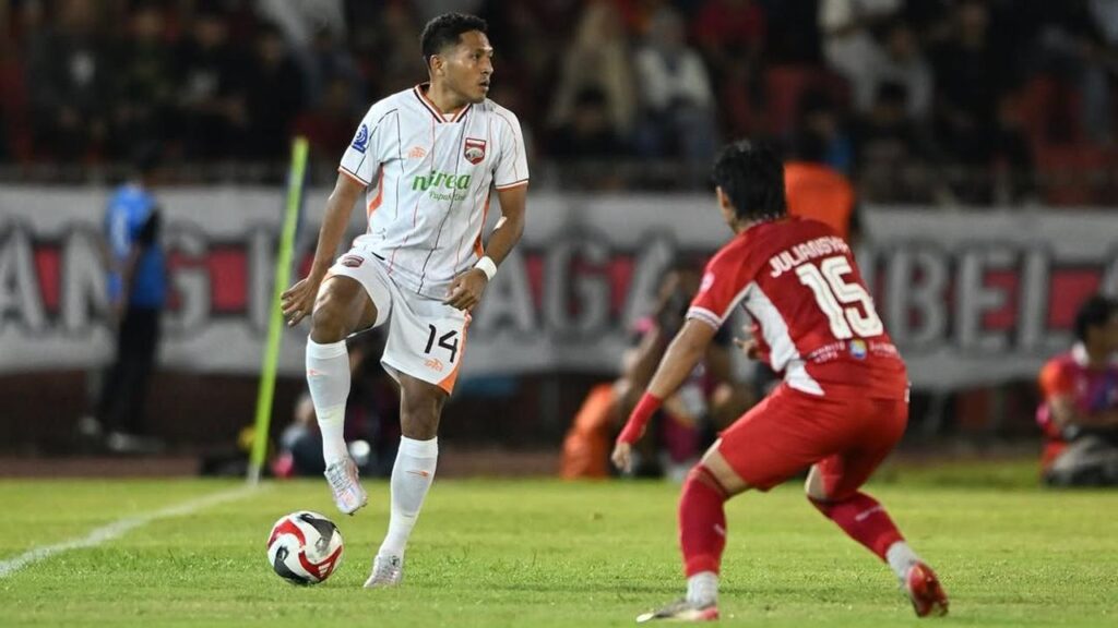 Borneo FC Samarinda sempat tampil luar biasa pada awal gelaran BRI Super League 2025/2026. Klub berjuluk Pesut Etam tersebut mencatatkan start impresif dengan 11 kemenangan beruntun pada awal musim, menjadikannya salah satu tim paling konsisten dan menakutkan di kompetisi kasta tertinggi sepak bola Indonesia musim ini.