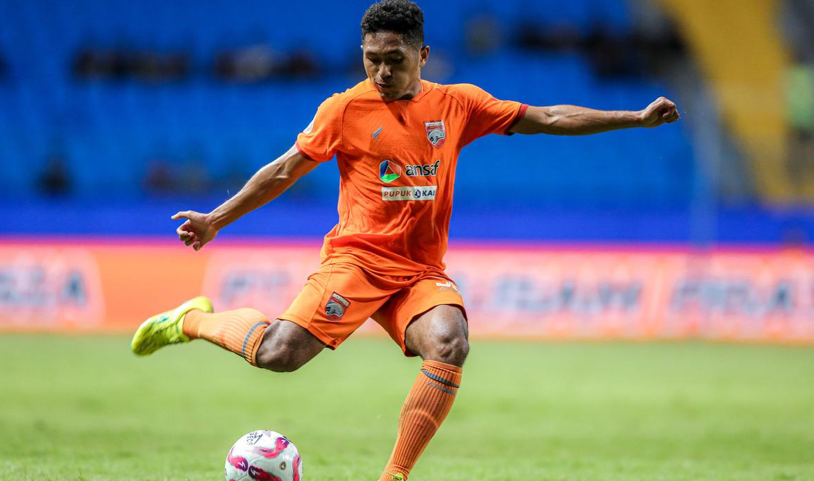 Borneo FC Samarinda sempat tampil luar biasa pada awal gelaran BRI Super League 2025/2026. Klub berjuluk Pesut Etam tersebut mencatatkan start impresif dengan 11 kemenangan beruntun pada awal musim, menjadikannya salah satu tim paling konsisten dan menakutkan di kompetisi kasta tertinggi sepak bola Indonesia musim ini.